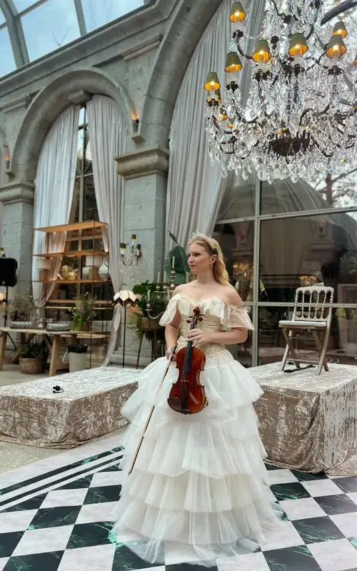 Renata - violinista profissional